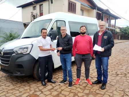 Município de Ibirapuitã recebe nova van para a Assistência Social