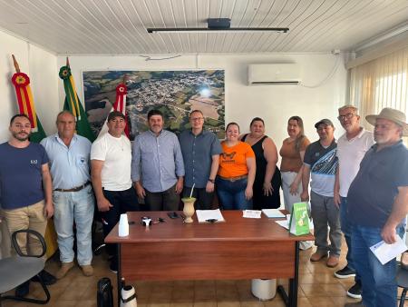 Prefeito Rosemar Hentges realiza reunião de avaliação com secretários municipais