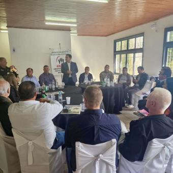 Rosemar e Juberlan participam de reunião da AMASBI durante a Exposol