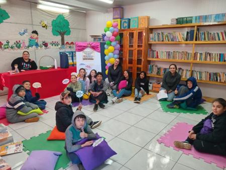 Alunos da EMEF Leonel de Moura Brizola participam da atividade em comemoração à Semana do Livro