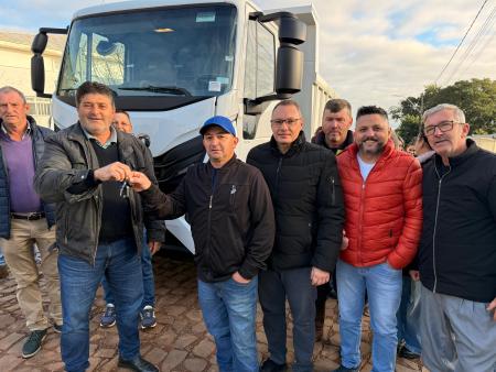 Município de Ibirapuitã adquire novo caminhão caçamba para reforçar serviços da Secretaria de Obras Município de Ibirapuitã adquire novo caminhão caçamba para reforçar serviços da Secretaria de Obras
