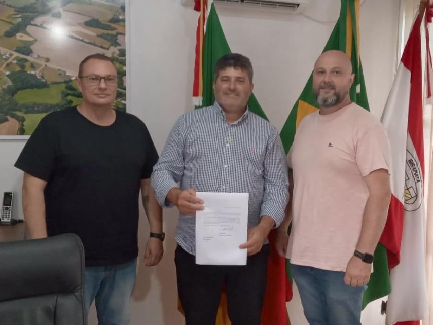 Rosemar e Juberlan recebem visita do patrão do CTG Seiva Pampeana